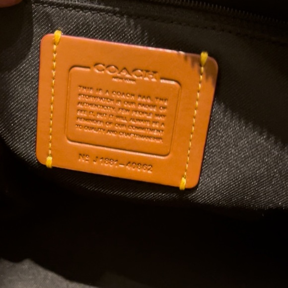 Excellent condition coach hand bag.black color - Picture 3 of 3